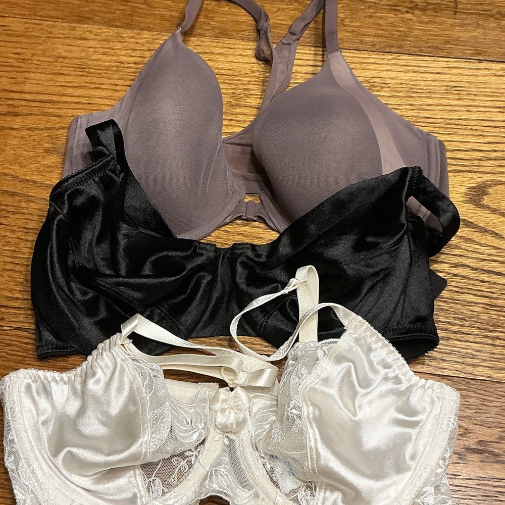 Lot of 3 Bras 2 Victoria’s Secret and 1 Talbots Ivory Lace Black Mauve size 32D